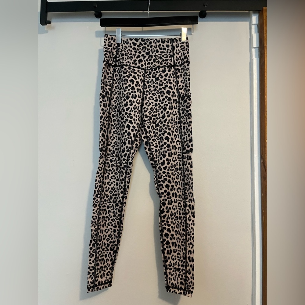 Omantic women’s high waisted workout leggings w/pockets. Leopard print. Size S.